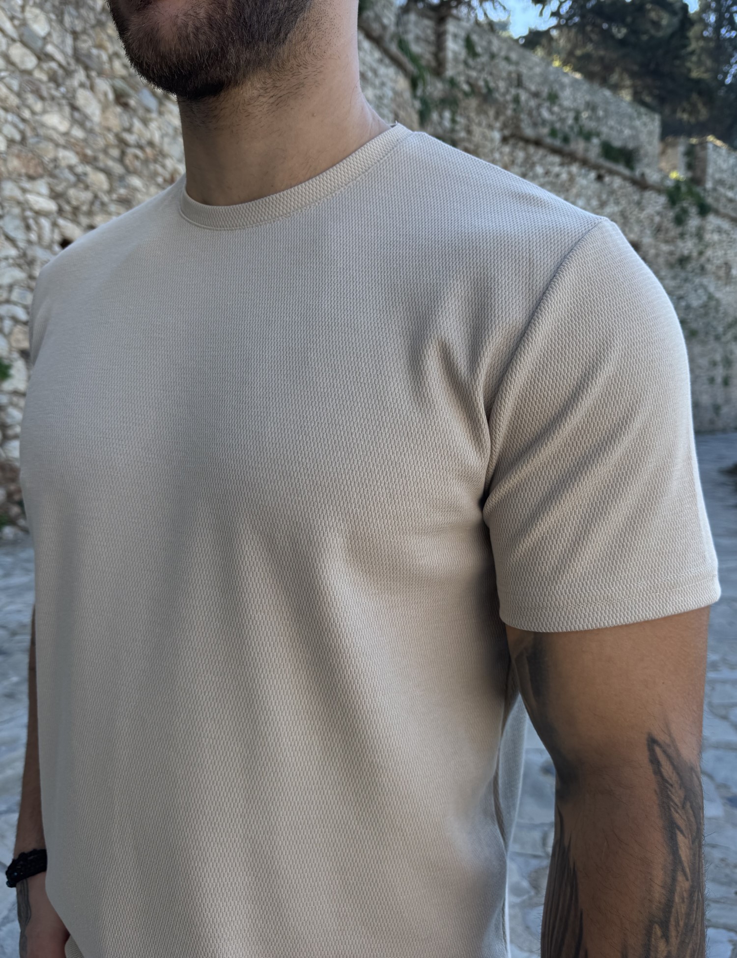 Ανδρική μπεζ κοντομάνικη μπλούζα με ανάγλυφο ύφασμα R260336 φωτογραφία